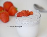 Crème au lait de coco, graines de chia et fraises