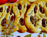 Fougasse aux herbes, olives et tomates séchées