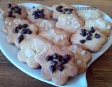 Les petits sablés à l'amande avec des pépites de chocolat, des amandes effilées et du sucre perle