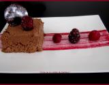 Marquise chocolat et coulis fruits rouges