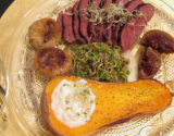 Magret de canard aux figues et germes de radis, assorti d'un butternut à l'alfalfa sur lit de chantilly salée