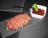 Magret de canard à la fleur de sel et sa compotée de gariguettes au basilic