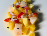 Ceviche de poisson aux poivrons, oignons, ananas et fruits de la passion