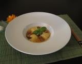 Ravioles de poulet, bouillon et beurre de basilic