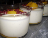 Verrines de panna cotta-vanille aux pêches.