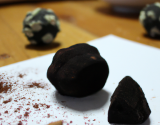 Truffes au chocolat noir, amarena et fève tonka