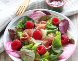 Salade de jeunes pousses, jambon fumé, fromage de brebis et framboises