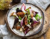 Salade d'endives rouges, betterave, mesclun, figues et noix de pecan