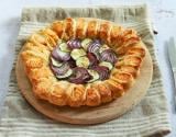 Tarte fleur au saumon, courgettes et oignon rouge