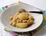 Poires pochées au thé au jasmin et son crumble