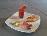 Cheesecake au saumon fumé, macarons de champignons et smoothie tomate-poivron