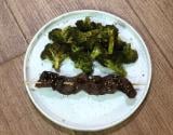 Brochettes de bœuf laquées et brocoli rôti