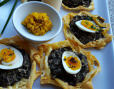 Nids feuilletés d'œufs de caille, tapenade noire et moutarde provençale