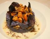 Parmentier de vitelotte aux moules, sauce safranée