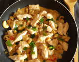 Sauté de poulet au gingembre, lait de coco et noix de cajou