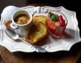 café gourmand : Verrine de garriguettes, ananas, pain perdu, crème caramel beurre salé