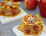 Mini crêpes aux pommes rouges caramélisées au sésame