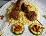 Brochette d'agneau tikka au yaourt de brebis, risotto de lentilles corail aux courgettes