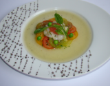 Carpaccio de tomates anciennes, Saint-Jacques et pamplemousse, sur une gelée de concombre à la vanille, vinaigrette d'agrumes au piment d'Espelette