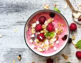 Smoothie bowl framboises, granola et menthe