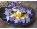 Salade de fleurs de glycine et cœurs de palmier.