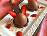 Mousse aux fraises servies dans des œufs en chocolat