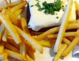 Coulée de camembert chaud sur frites