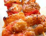 Brochettes de saumon et de crevettes marinées à la sauce gingembre soja panées aux graines de sésame