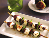 Brochettes de figues, basilic et mozzarella