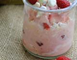 Eton Mess aux framboises et à la glace Carte d'Or® façon glacier fraise et morceaux de meringue