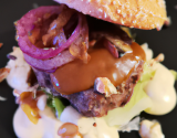 Burger de lapin à l'aïoli et oignons caramélisés