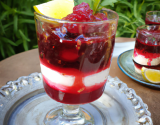 Verrine de fromage frais, compotée de fruits rouges au miel et citron vert