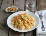 Fusilli au saumon, zestes d'orange et pignons