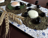 Galettes de blé noir aux épinards et chèvre, œuf miroir et olives noires