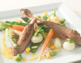 Aiguillettes de canard, aux épices douces en cocotte de légumes, aux mangues rôties, herbes fraiches et vinaigrette de mangue