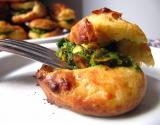 Gougères au parmesan et pesto de roquette aux pistaches