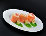 Rouleaux-Maki crémeux au saumon, riz au Philadelphia concombre et tomate