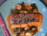 Saumon laqué sauce teriyaki et chou chinois sauté à la coriandre, au sésame et au gingembre frais