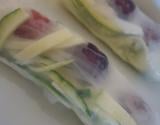 Rouleau de printemps aux courgettes, cerises et chèvre frais