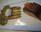 Saumon mariné et grillé, asperges blanches AA de Malines, œuf mollet et sabayon à l'oseille à la flamande