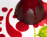 Dôme chocolat tonka, coulis de framboises