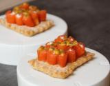 Crackers au Carré Frais et petit épeautre, roulé de saumon au Saint Agur et grenadille