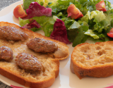 Tartines de boudin de Paris et salade croquante aux herbes