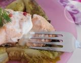 Papillotes de saumon, sucrines braisées et crème aux baies roses