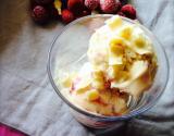 Glace au chocolat blanc, framboises et ses éclats de chocolats