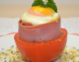 Tomate farcie au jambon et œuf cocotte