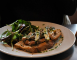 Toast printanier au ris de veau et mesclun