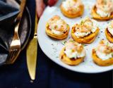 Mini-pancakes de patate douce, langoustine et crème fouettée à la cardamome