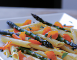 Penne à l'encre de seiche, asperges, saumon et safran