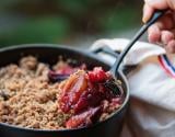 Crumble aux prunes, beurre noisette et épices